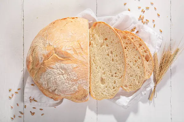 Τραγανό Και Ρουστίκ Ψωμί Στρογγυλό Καρβέλι Ψημένο Μαγιά Και Αλεύρι Εικόνα Αρχείου