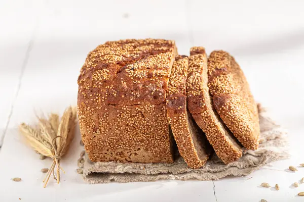 Φρυγανισμένο Ψωμί Σίκαλης Στο Φούρνο Ψωμί Στην Ύπαιθρο Φωτογραφία Αρχείου