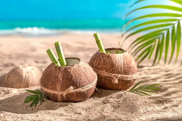 Herkullinen Tuore Pinacolada Kookospähkinässä Trooppisella Saarella Juoma Tarjoillaan Eksoottisella Rannalla — kuvapankkivalokuva