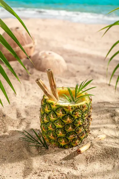 Frisk Velsmakende Cocktail Ananas Tropisk Drikke Servert Eksotisk Strand – stockfoto