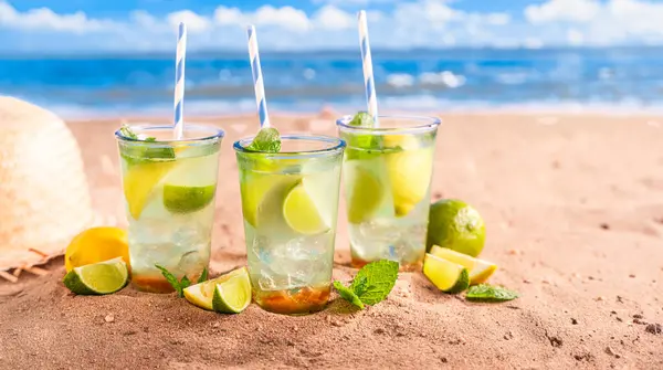 Κρύα Και Γλυκιά Λεμονάδα Πάγο Στην Αμμώδη Παραλία Ποτό Σερβίρεται Εικόνα Αρχείου
