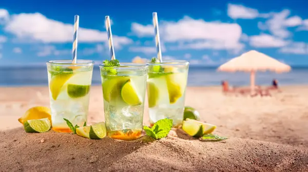 热带岛屿上又冷又新鲜的柠檬水加冰块 在天堂海滩度假 免版税图库图片