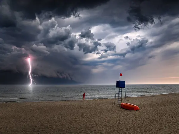 Lifeguard Tower Running Lifeguard Lightning Storm Baltic Sea Poland — Stock Photo, Image