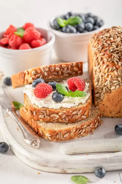 Sağlıklı Kahvaltı Için Tatlı Sağlıklı Tahıllı Ekmek Yaz Ekmekleri Sağlıklı — Stok fotoğraf