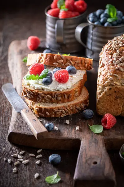 Kahvaltıda Peynirli Meyveli Yapımı Tam Tahıllı Ekmek Böğürtlenli Taze Öğle — Stok fotoğraf