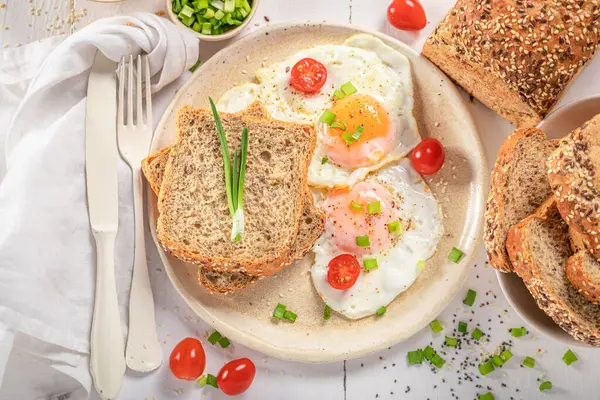Amerikansk Frokost Med Egg Tomat Brød Britisk Frokost – stockfoto
