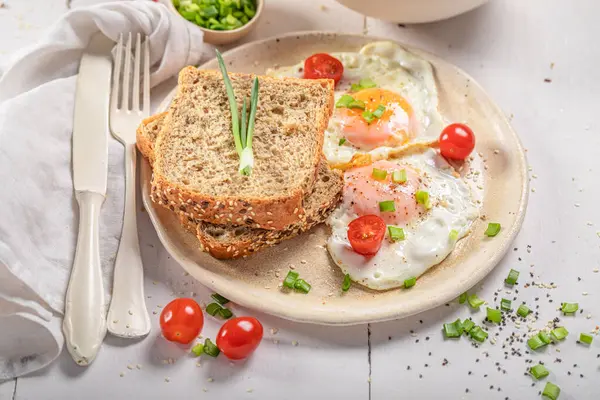 Britisk Frokost Med Egg Tomat Brød Toast Med Egg Bacon – stockfoto