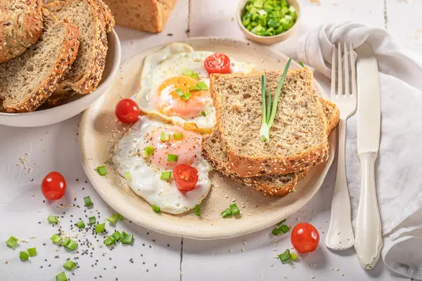 Deilig Sprø Frokost Med Egg Tomat Brød Toast Med Egg – stockfoto