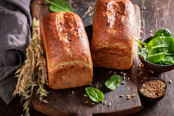 美味和生态菠菜面包烘焙在家庭烤箱 菠菜调味小麦面包 图库图片