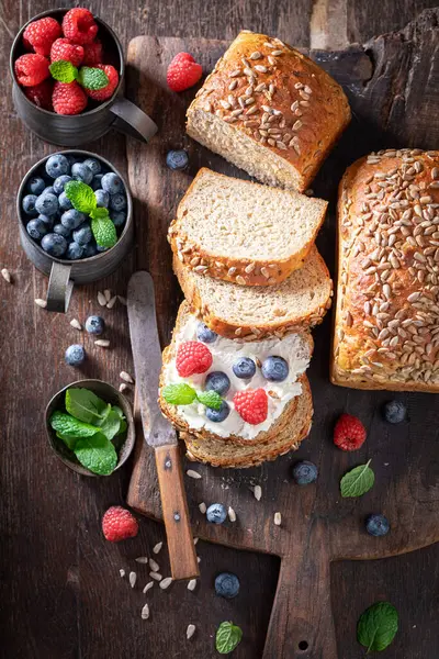 Γλυκό Και Υγιεινό Ψωμί Ολικής Άλεσης Ενεργειακό Πρωινό Ψωμί Καλοκαιρινά Εικόνα Αρχείου