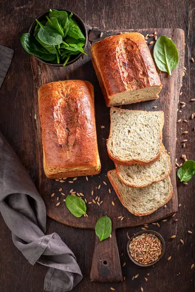 Fresh Tasty Spinach Bread Made Wheat Green Leaves Spinach Flavored — Stock Photo, Image