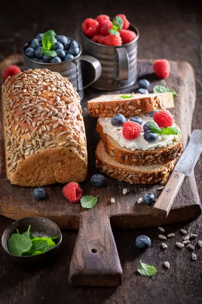 Homemade Sweet Whole Grain Bread Raspberries Blueberries Bread Fresh Lunch — Stock Photo, Image