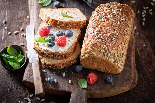 Sweet Healthy Whole Grain Bread Raspberries Blueberries Bread Fresh Lunch — Stock Photo, Image