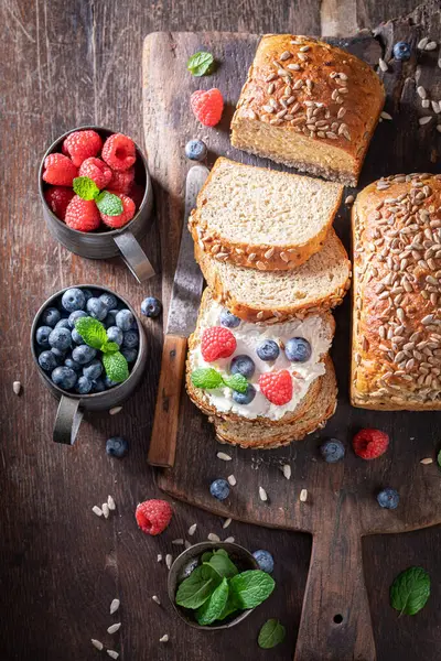 ขนมป งหวานและม ขภาพด าหร บอาหารเช าพร อมช สและผลไม ขนมป งเป ภาพถ่ายสต็อกที่ปลอดค่าลิขสิทธิ์