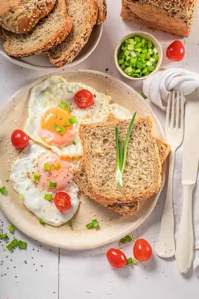Pyszne Chrupiące Śniadanie Smażonymi Jajkami Chlebem Szczypiorkiem Brytyjskie Śniadanie Obraz Stockowy