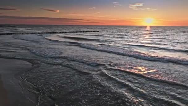 Sol Ondas Horizonte Mar Báltico Pôr Sol Vista Aérea Polónia — Vídeo de Stock