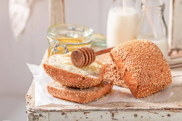 Frisse Smakelijke Tarwebroodjes Rustieke Keuken Ontbijt Met Melk Honing Rechtenvrije Stockafbeeldingen