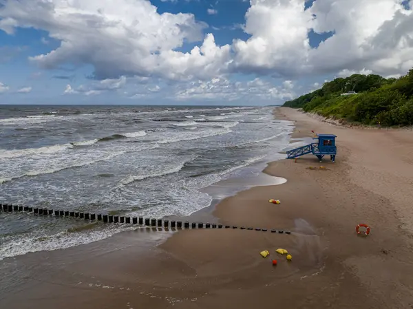 Rettungsschwimmturm Der Ostsee Bei Gewitter Polen Überflutet Luftaufnahme Der Ostsee lizenzfreie Stockfotos