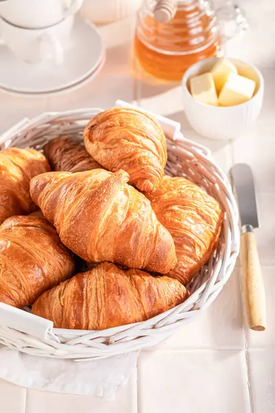 Croissants Franceses Frescos Sabrosos Para Almuerzo Desayuno Con Leche Miel Imagen De Stock