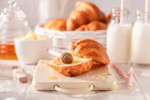Здорові Солодкі Французькі Круасани Навесні Сніданок Молоком Медом Маслом Ліцензійні Стокові Зображення