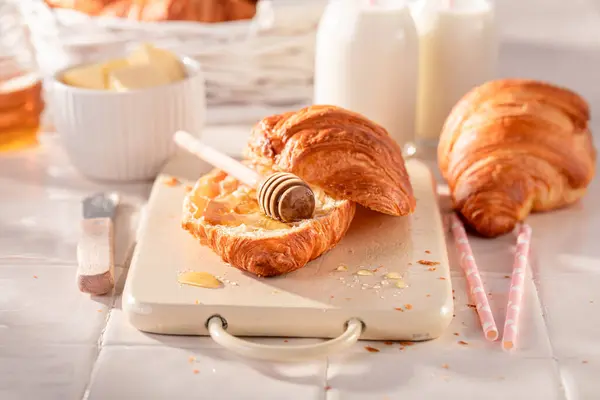 Terveellisiä Makeita Ranskalaisia Croissantteja Maidolla Hunajalla Aamiainen Maidolla Hunajalla Voilla kuvapankkikuva