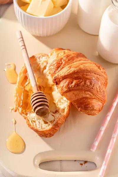 Свіжі Смачні Французькі Круасани Молоком Медом Сніданок Молоком Медом Маслом Стокове Зображення