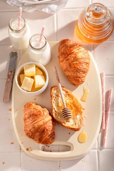 Goldene Und Heiße Französische Croissants Aus Blätterteig Frühstück Mit Milch lizenzfreie Stockfotos