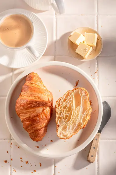 Varma Och Gyllene Franska Croissanter Våren Morgon Frukost Med Kaffe Stockbild