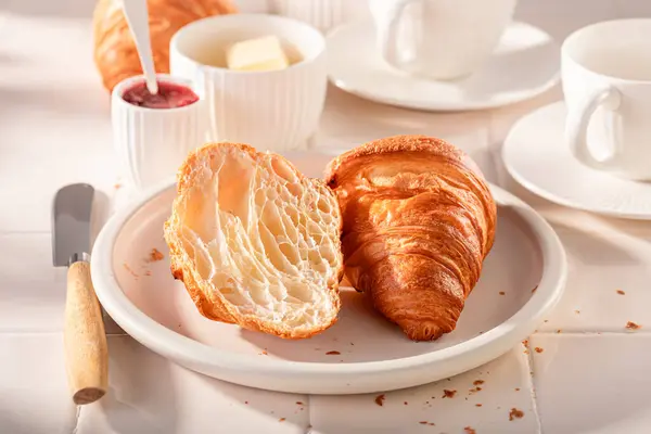 Söta Och Friska Franska Croissanter Till Frukost Frukost Med Sylt Royaltyfria Stockbilder