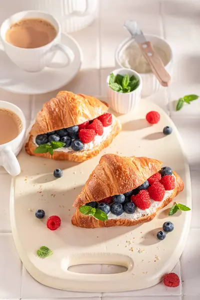 Goldenes Und Gesundes Französisches Croissant Mit Beeren Und Quark Croissants lizenzfreie Stockfotos