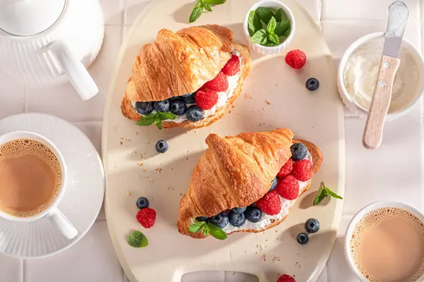 Gyllene Och Friska Franska Croissant Till Lunch Croissanter Med Våren Stockfoto