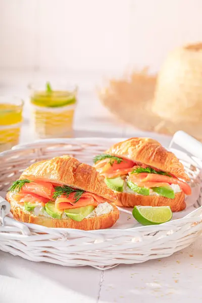 Gesundes Und Hausgemachtes Französisches Croissant Mit Avocado Lachs Und Dill lizenzfreie Stockfotos