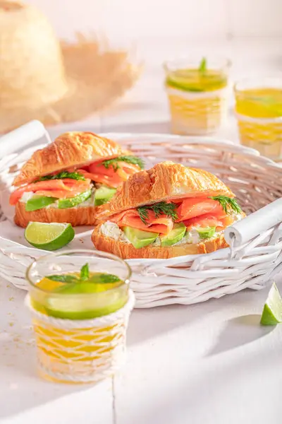 Здоровий Домашній Французький Круасан Сніданок Круасани Свіжий Бутерброд Рибою Ліцензійні Стокові Фото