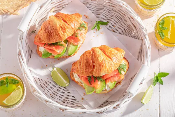 Gesundes Und Hausgemachtes Französisches Croissant Mit Fisch Und Avocado Croissants Stockbild