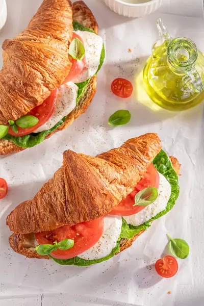Croissant Francés Saludable Sabroso Para Almuerzo Croissants Con Ingredientes Primavera Imagen De Stock