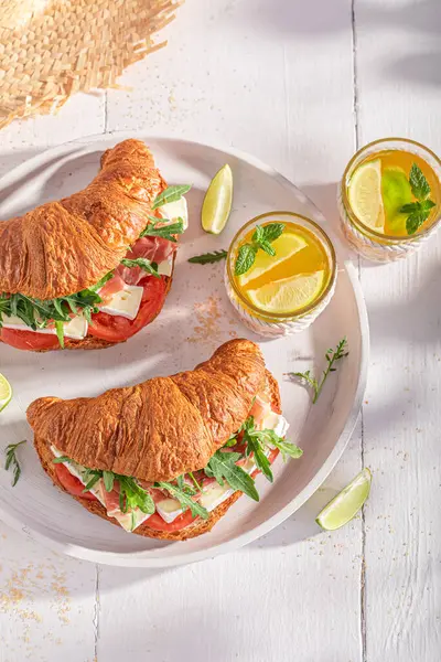 Frisches Und Hausgemachtes Französisches Croissant Zum Schnellen Mittagessen Sandwich Mit Stockfoto