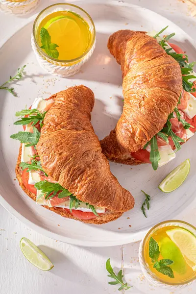 Delicioso Dorado Cruasán Francés Para Almuerzo Rápido Sandwich Con Queso Fotos De Stock