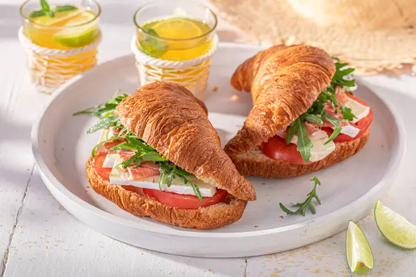 Smaklig Och Fräsch Fransk Croissant Gjord Smördeg Smörgås Med Skinka Royaltyfria Stockbilder