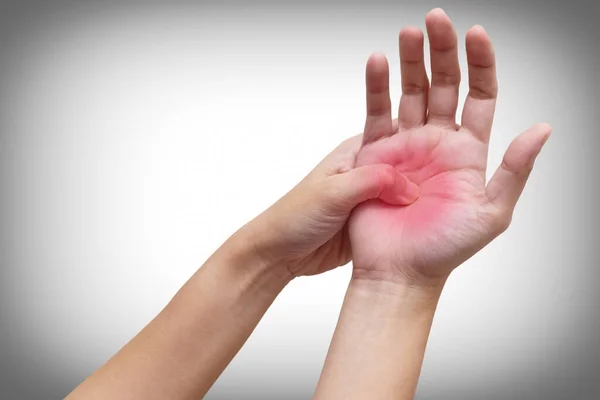 白い背景に隔離されたヤシの急性疼痛で手を握る女性 治療と痛みのコンセプト 痛みを強調するためのカラー操作画像 ストック写真