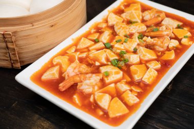 Mapo tofu, tofu, kıyma (domuz eti veya sığır eti) ve baharatlı temel sos ile yapılır. Sichuan bölgesinden popüler Çin yemekleri..