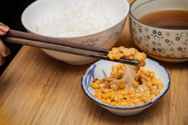 Natto ya da Fermente edilmiş soya fasulyesinin yakınında. Japonya 'da geleneksel yiyecekler. Yemek hazır.