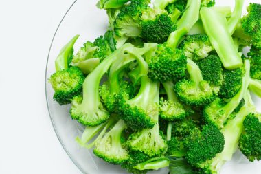 Cam tabakta çiğ brokoli çiçeklerinin üst görüntüsü. Sağlıklı yeşil organik yemek yapmaya hazır.