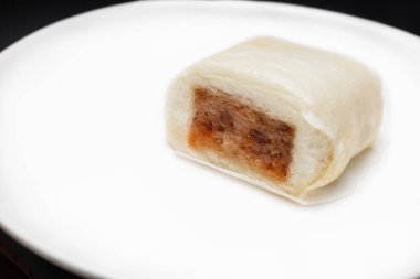 Baozi ya da Mantou, Çin buğulamalı Çin çöreği, beyaz tabakta servis ediliyor.