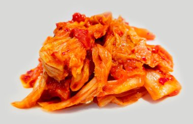 Kimchi - Beyaz arkaplanda izole edilmiş Kore mezesi
