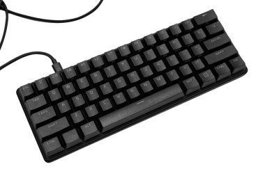 Beyaz arka plana yerleştirilmiş siyah kablolu bir bilgisayar klavyesi. Bilgisayar donanımı ve teknolojisi kavramları