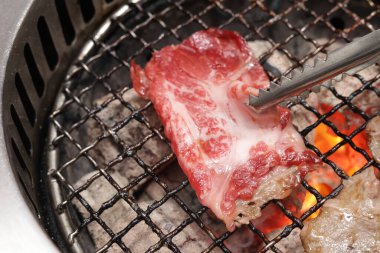Geleneksel Japon usulü ızgarada mükemmel pişirilmiş güzel mermer bifteği yakından çek. Geleneksel Japon yemekleri..   