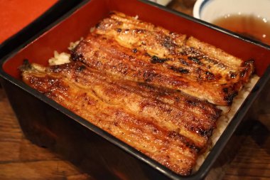 Unadon Izgara Yılanbalığı Buharda pilav, Tatlı Soya Sosu ile kaplı Geleneksel Japon Restoranında