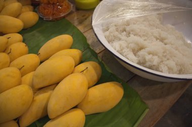 Otantik Tayland Mangosu Yapışkan Pirinç Taze Hazır Altın Mango ve Kremalı Hindistan cevizi Toplama, Mükemmel Satılık