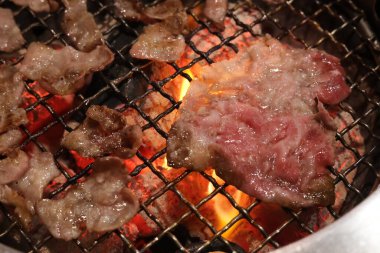 Geleneksel Japon usulü ızgarada mükemmel pişirilmiş güzel mermer bifteği yakından çek. Geleneksel Japon yemekleri..   