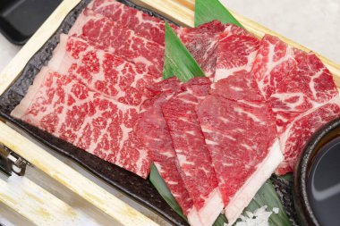 Premium Yakiniku Biftek Seti Karubi veya Kısa Kaburga, Rosu veya Loin, Harami veya Etek ve Gyutan veya Biftek Dili Japon Izgarası İçin Hazır